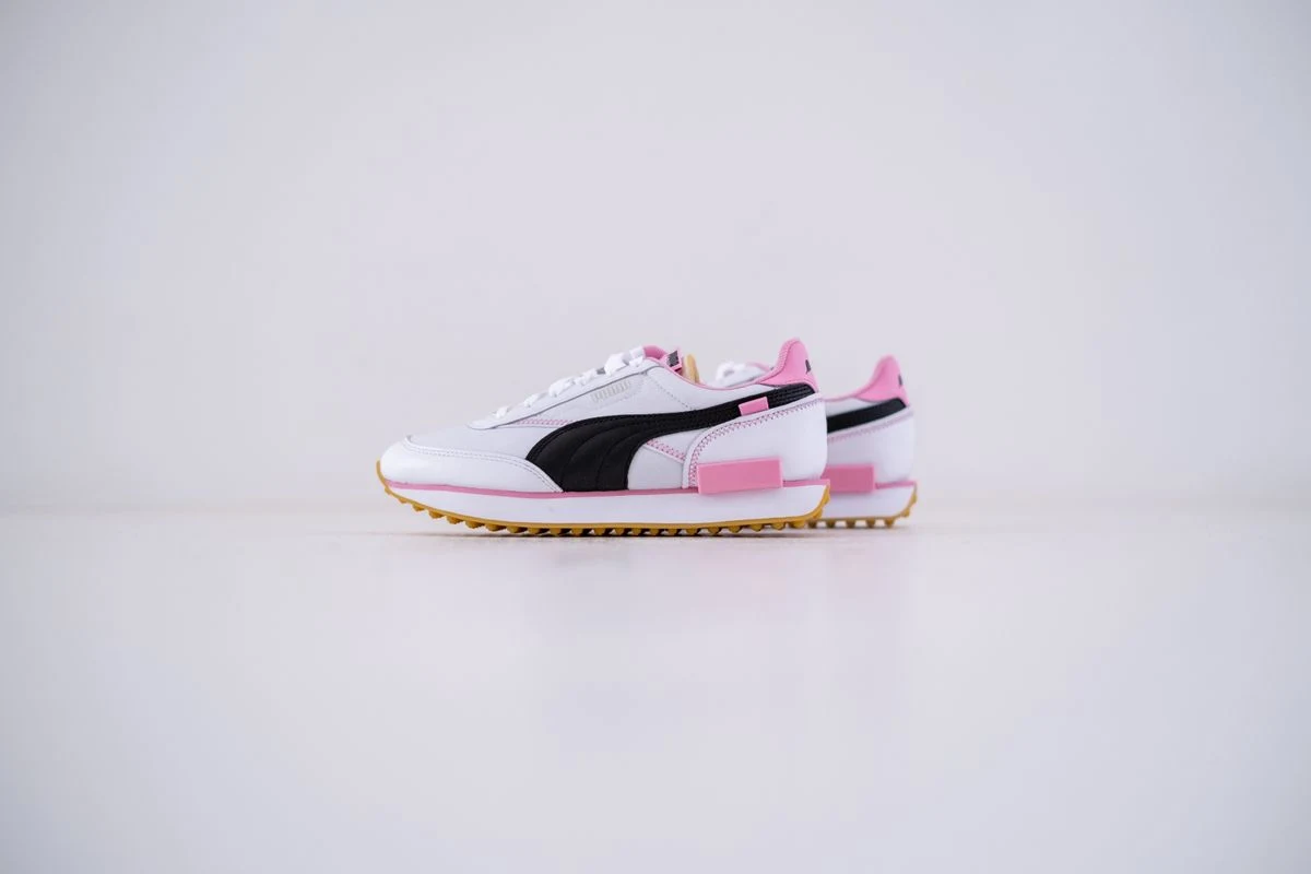 スニーカー ピンク 美品 白背景撮影