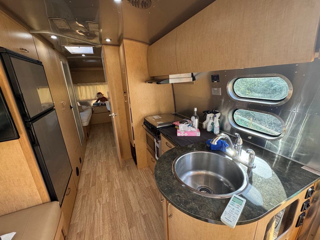 Airstream エアストリーム トレーラー 家具家電付き 画像3