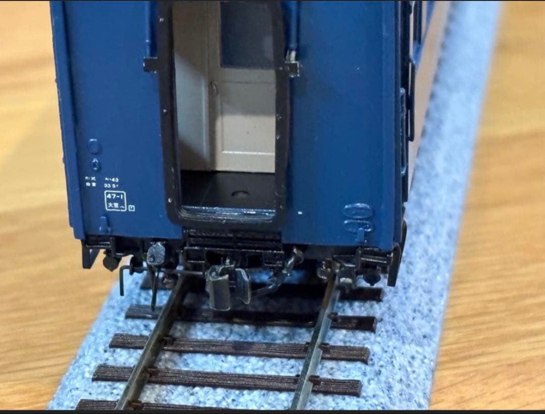HO/43系旧型客車ディテール追加精密キット組み完成品と車両点検台 画像2