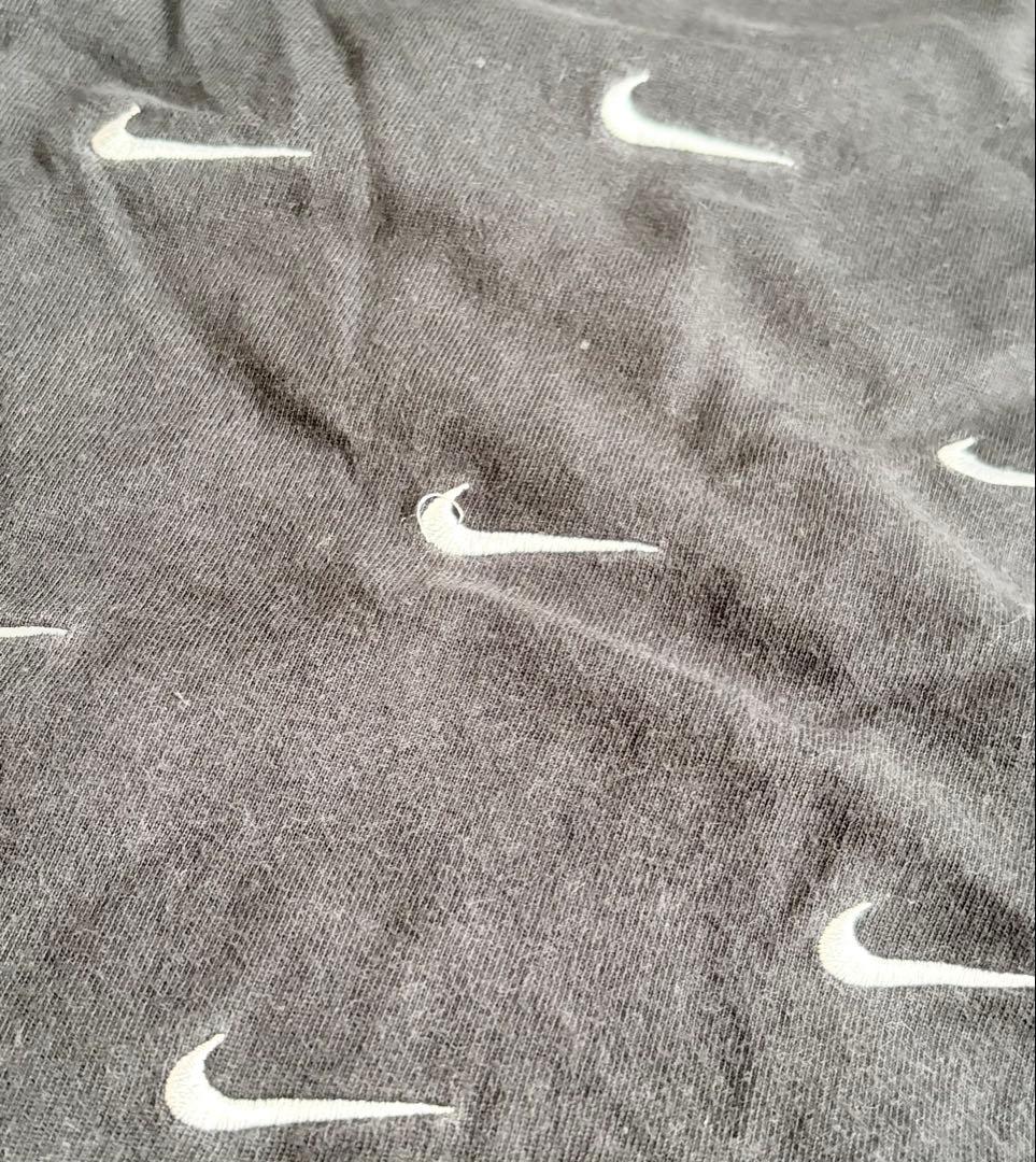 希少 NIKE ナイキ 総柄 スウッシュ Tシャツ ブラック XXL 画像3